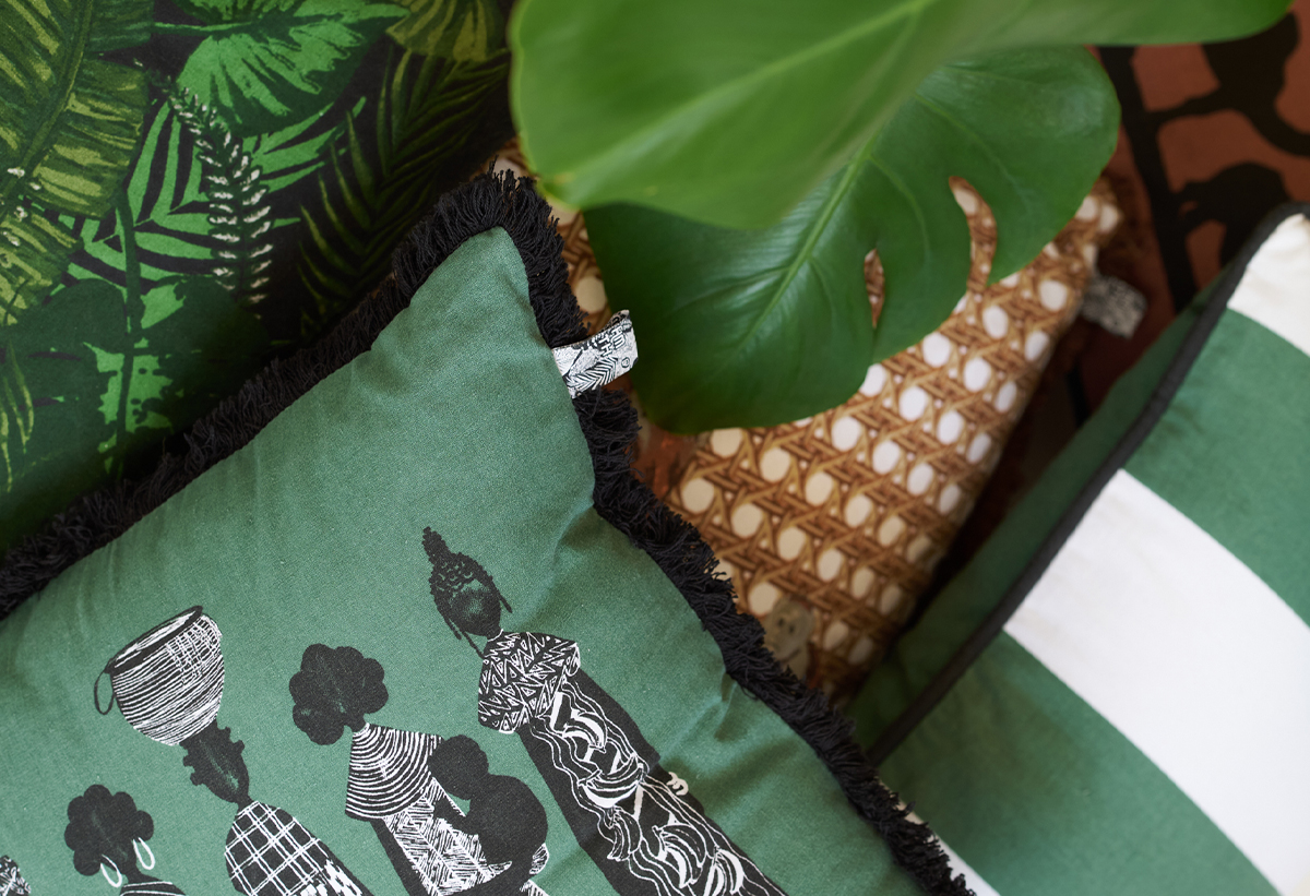 Απεικονίζεται το μαξιλάρι πάνω σε έναν καναπέ.